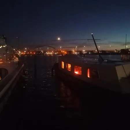 Private Floating Retreat - Entire Space For Groups Apartamento